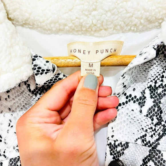 HONEY PUNCH Snake pattern faux leather coat with sheepskin collar - Picture 2 of 9